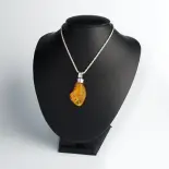 Wisior z bursztynem nieregularnym Wisior z bursztynem nieregularnym